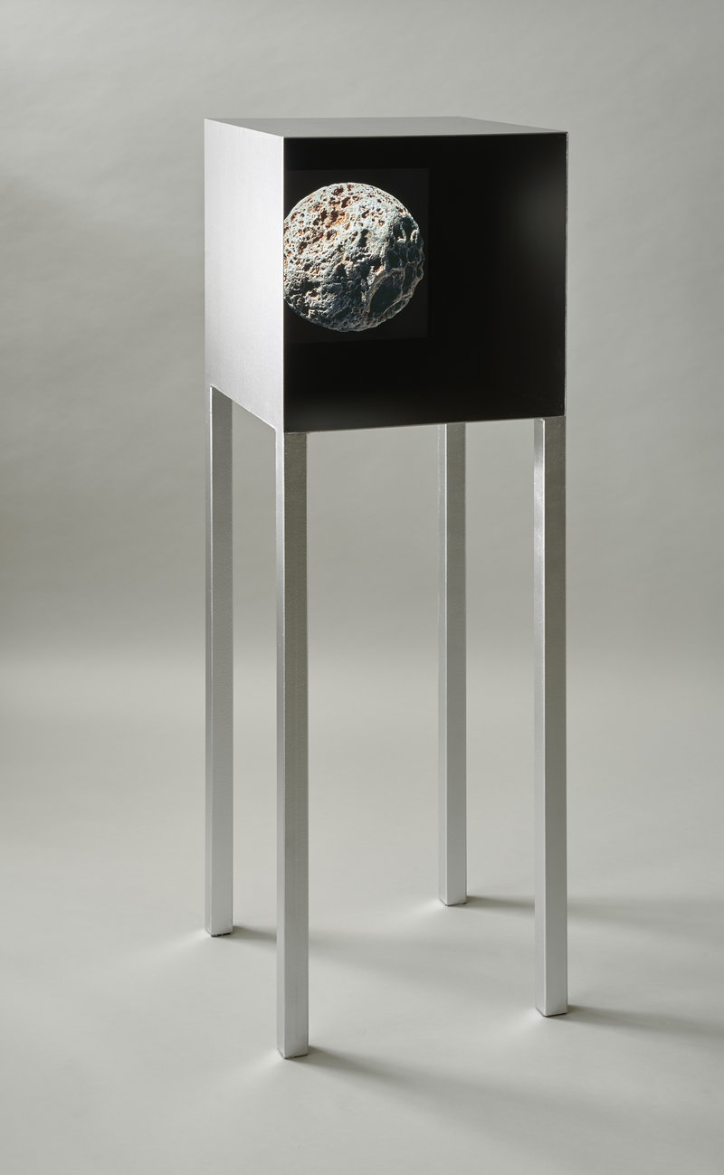 Franziska Rutishauser, photographie: Motte (Lump)-Eclipse, 2019, installation, boîte à lumière, métal, 50x50x147cm